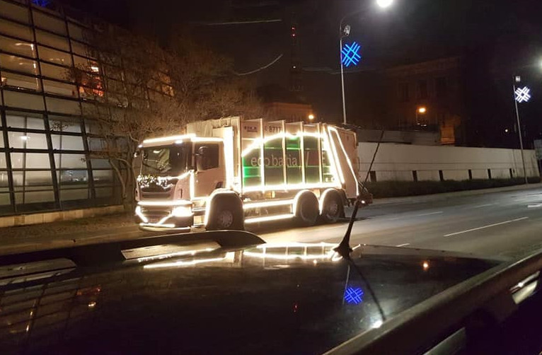 Праздник к нам приходит! По Риге разъезжает «новогодний» мусоровоз