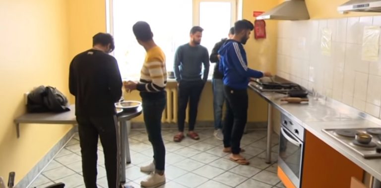 «Шумят, пристают, вши в волосах!»: конфликт в общежитии со студентами из Индии