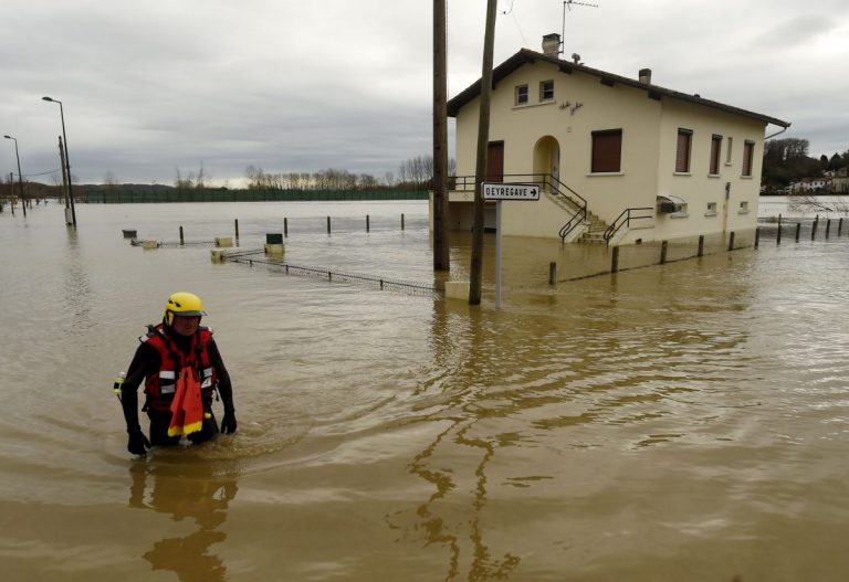 Непогода во Франции: есть погибшие, 40 тысяч домов без электричества