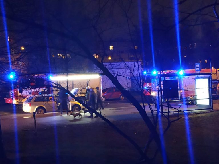 Пожарные и «скорые»: в Пурвциемсе дымился автомобиль
