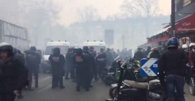 Французские власти отменили пенсионную реформу, вызвавшую забастовки