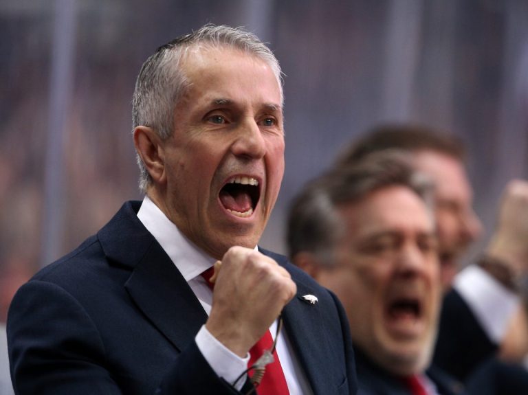 Журналист: иногда нашим хоккеистам надо напоминать, как держать клюшку