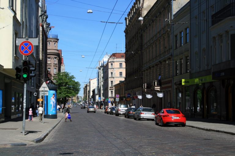 Рига пытается ввести новую пешеходную улицу — эксперимент начнут на Тербатас