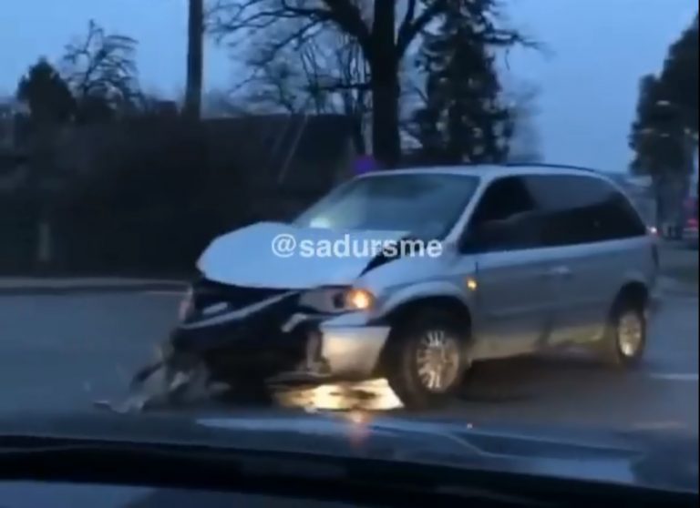 Не заметил знак STOP? В Марупе столкнулись две машины