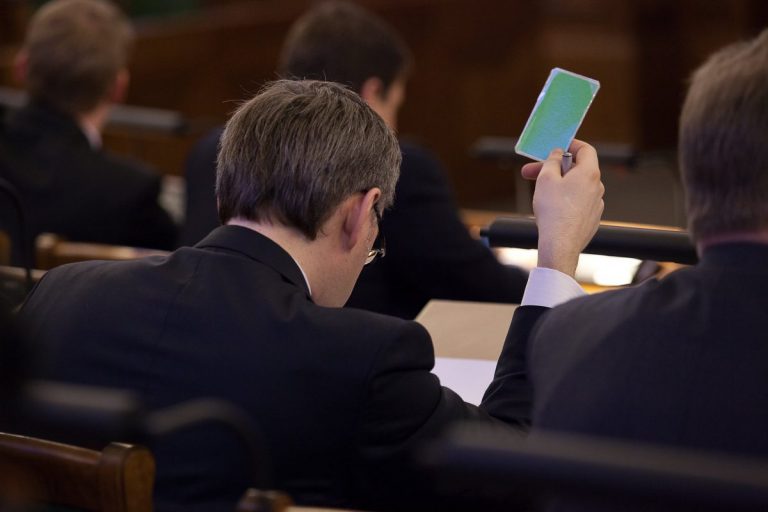 Коалиция добилась своего: независимого депутата сняли с должности главы комиссии Сейма