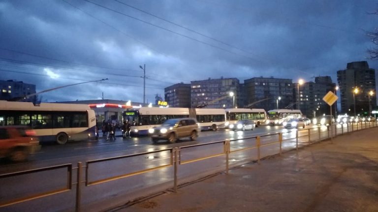 В Пурвциемсе встали троллейбусы: скопилась целая вереница (в 17:30 неполадки были устранены)