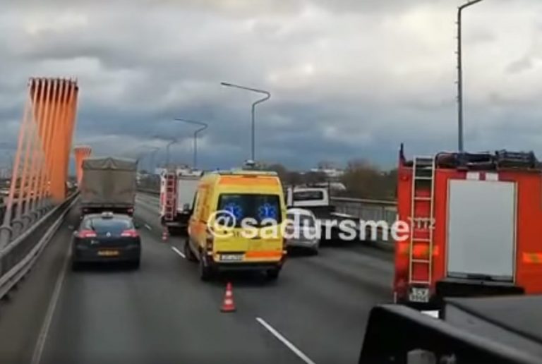 «Парень в крови застрял в своем авто». ДТП на Южном мосту в Риге