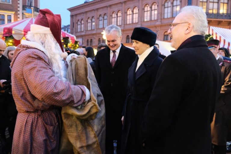 «Полезная вещь!»: президент Эстонии рассказала, что получила от латвийского Деда Мороза