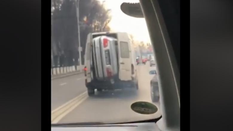 Когда BMW устала. В Румынии перевозят в бусиках не только мебель (ВИДЕО)