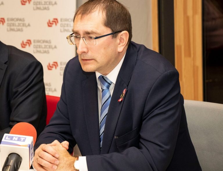 Ставка 2400 евро. Линкайтс пожаловался на низкие зарплаты в госуправлении