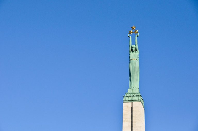 Посол РФ о сносе памятников в Латвии: вам напомнить, кто спас вашу Милду?