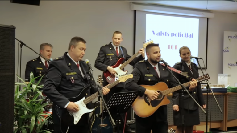 Полицейские спели песню в честь скорого Рождества