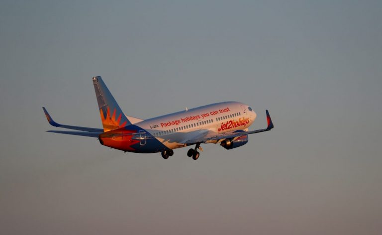 Пьяная британка пыталась открыть дверь самолета в воздухе, пришлось подняли истребители