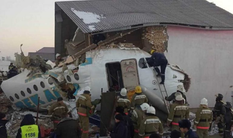 В Казахстане пассажирский самолет разбился после взлета. Есть жертвы