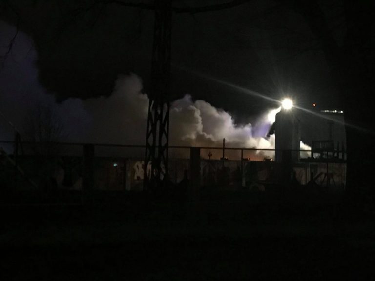 Пожар на складе ликвидирован: спасатели закончили работать на Андрейосте, из ближайших домов эвакуированы 145 человек