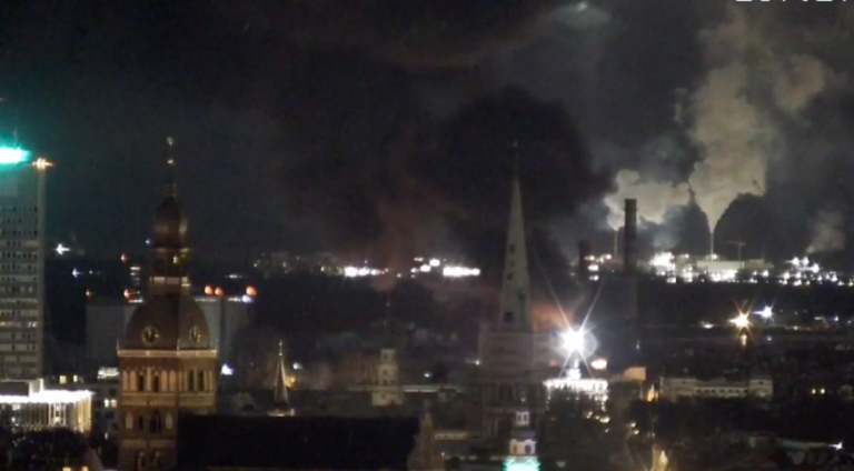 ВИДЕО: на Андрейсале открытым пламенем горит ангар, жителей просят закрыть окна и не приближаться 