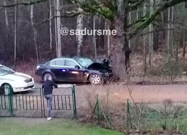 ФОТО: в Тукумсе водитель сбежал с места ДТП, оставив пассажира запертым