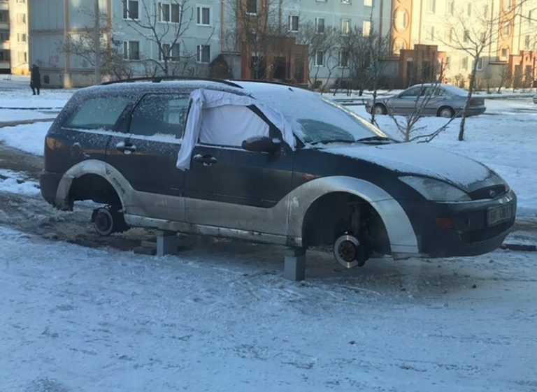 В Зиепниекалнсе автоворы аккуратно «раздели» машину