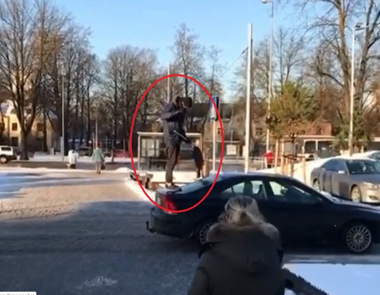 «Когда ждешь девушку из магазина и стало скучно!»: парень моет шваброй машину у Alfa (ВИДЕО)