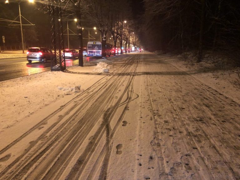 Запорошило снегом! Движение осложнено по всей стране