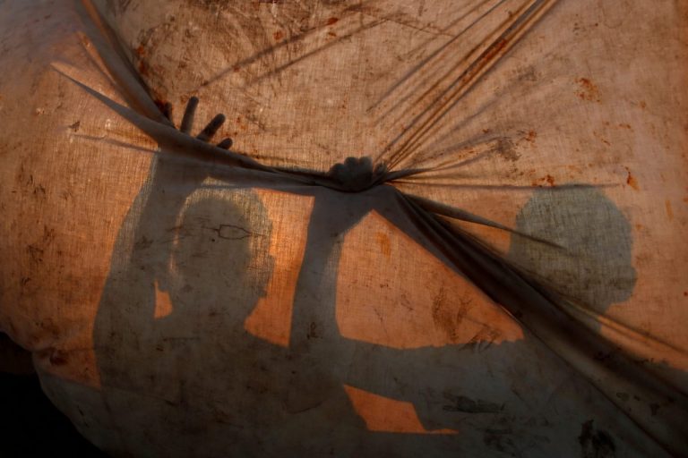 Как живут беженцы в Латвии: чувство безопасности, латышский язык и бутылки в Latvijas Balzams (ВИДЕО)