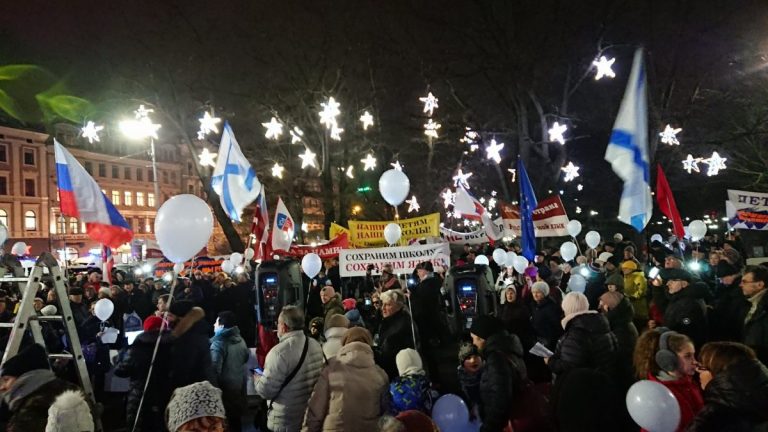 «Флаги России у памятника Свободы. Это нормально?!»: в сети возмутились шествию защитников русских школ