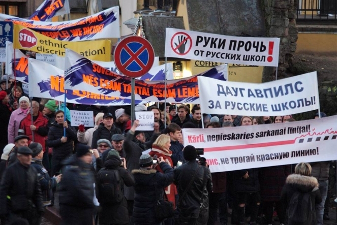 Политолог: Россия недостаточно отстаивает права русскоязычных в странах Балтии