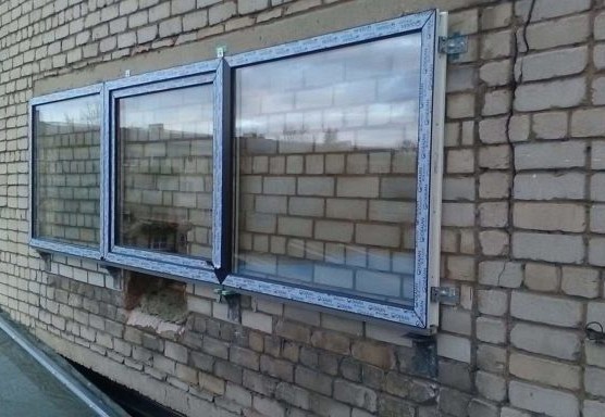 «У стен есть не только уши»: строители в Талси абсурдно установили окно