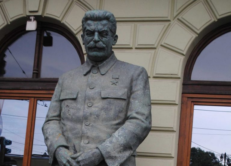 Россиянку оштрафовали за чтение имен жертв сталинских репрессий