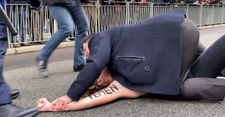 Stop Putin War! Активистки Femen устроили «голую» акцию в Париже к приезду Путина