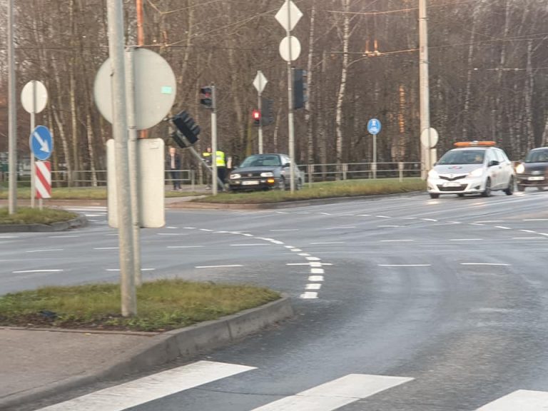 Автомобиль в Риге снес светофор