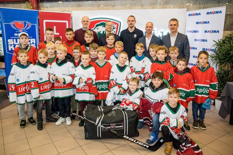 Maxima подарила экипировку вратаря юным лиепайским хоккеистам