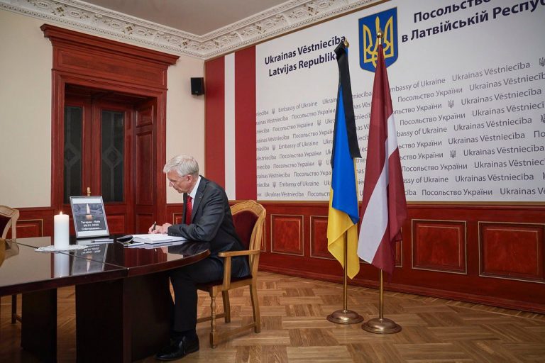 Кариньш расписался в книге соболезнований посольства Украины