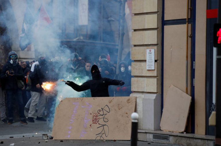 ВИДЕО: в ходе митинга в Париже начались беспорядки