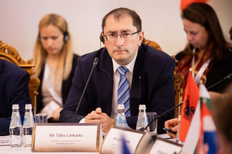Министр: Латвия готовится к прекращению транзита энергетики из России