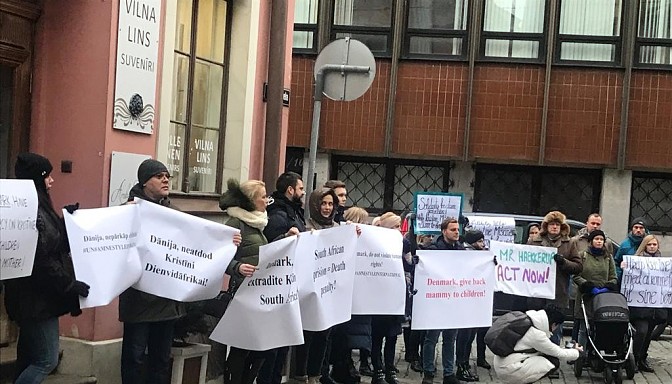«Отдайте Кристину Латвии!»: у посольства Дании прошел пикет в поддержку латвийской гражданки