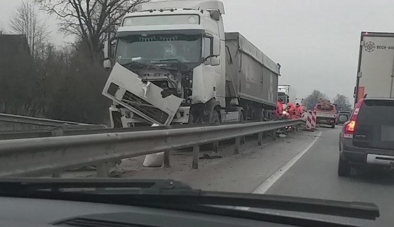 Под Кекавой фура врезалась в барьер, осложнив движение на Бауску