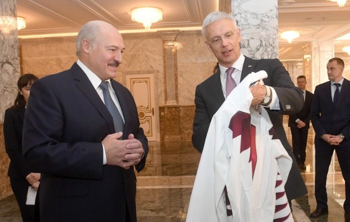 «Господин президент»: Кариньш пообщался с Лукашенко на русском и подарил ему свитер