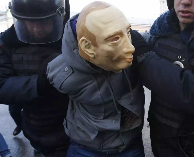 Двое рижан в масках Путина и Рейгана избили и похитили человека. Оказалось, это был эксперимент