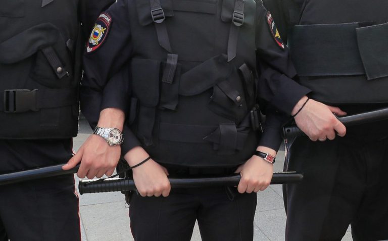 Как разгонять митинги дубинками: российским школьникам показали «мастер-класс» (ВИДЕО)