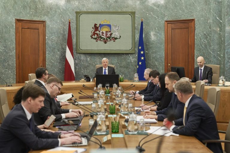 Опрос: рейтинг правительства Кариньша продолжает падать