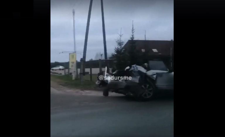 Всмятку. На Лиепайском шоссе тяжелая авария с участием трех машин