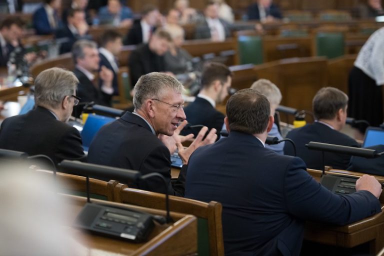 Что дозволено Юпитеру… Депутат Сейма объяснил, кого наказывают за пропуск парламентских заседаний