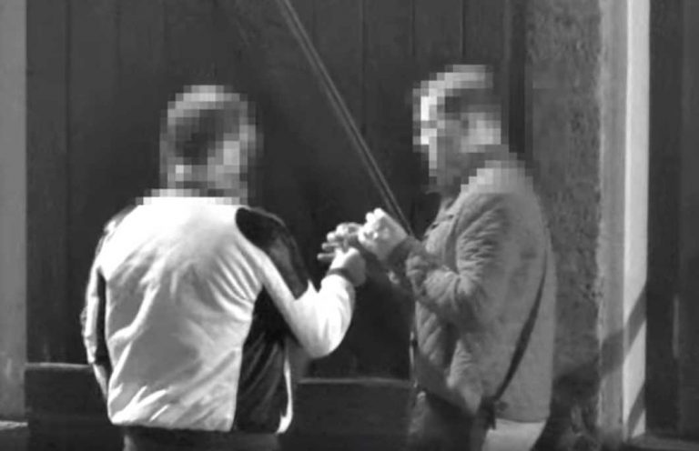 ВИДЕО: молодые люди решили понюхать в Старой Риге кокаин