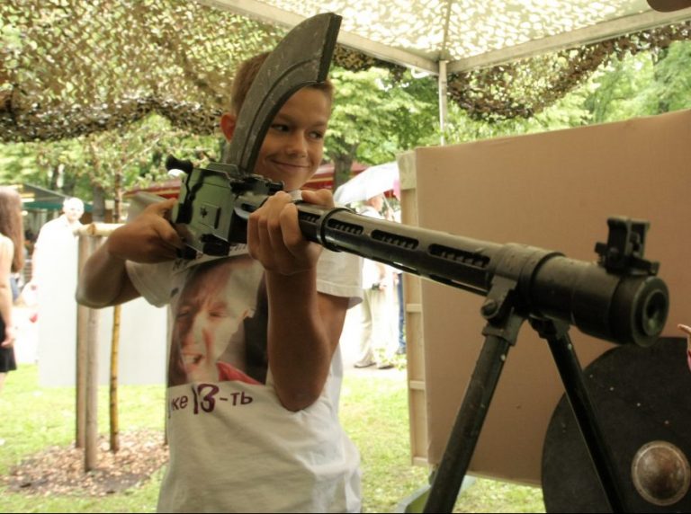 Мы не Сьерра-Леоне: Пабрикс и Петравича поспорили из-за детей c автоматами