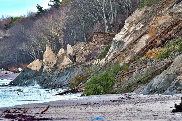 Море «отжало» кусок пляжа возле Юркалне: фотограф запечатлел момент (ФОТО)