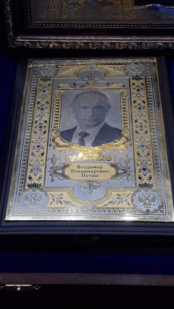 1100 евро за президента: в Пулково продают иконы с Владимиром Путиным