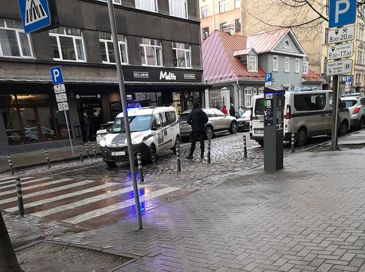 «Скорая» и полиция: в Риге перекрыт участок улицы Гертрудес