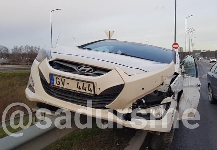 Авария на въезде в Ригу: Hyundai «залезла» на отбойник