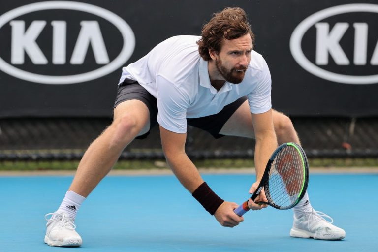 Гулбис продолжает борьбу в Australia Open, девушки остаются в парном разряде